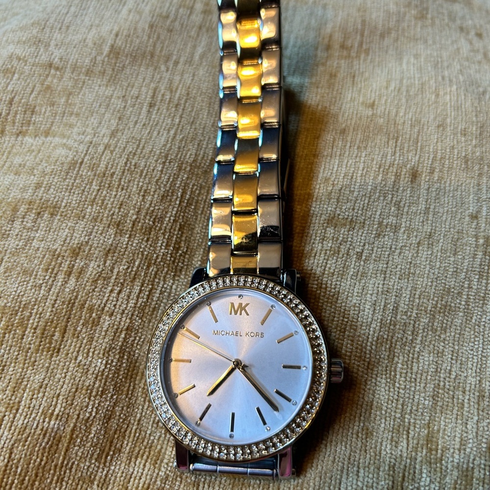 Michael Kors Corey Three Hand Two-Tone Alloy women’s watch. 38mm. - Picture 7 of 15
